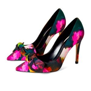 Ted Baker Ryoh Pointed Toe Bow Accent Art Print High Heel Pumps NWOB Size 8.5